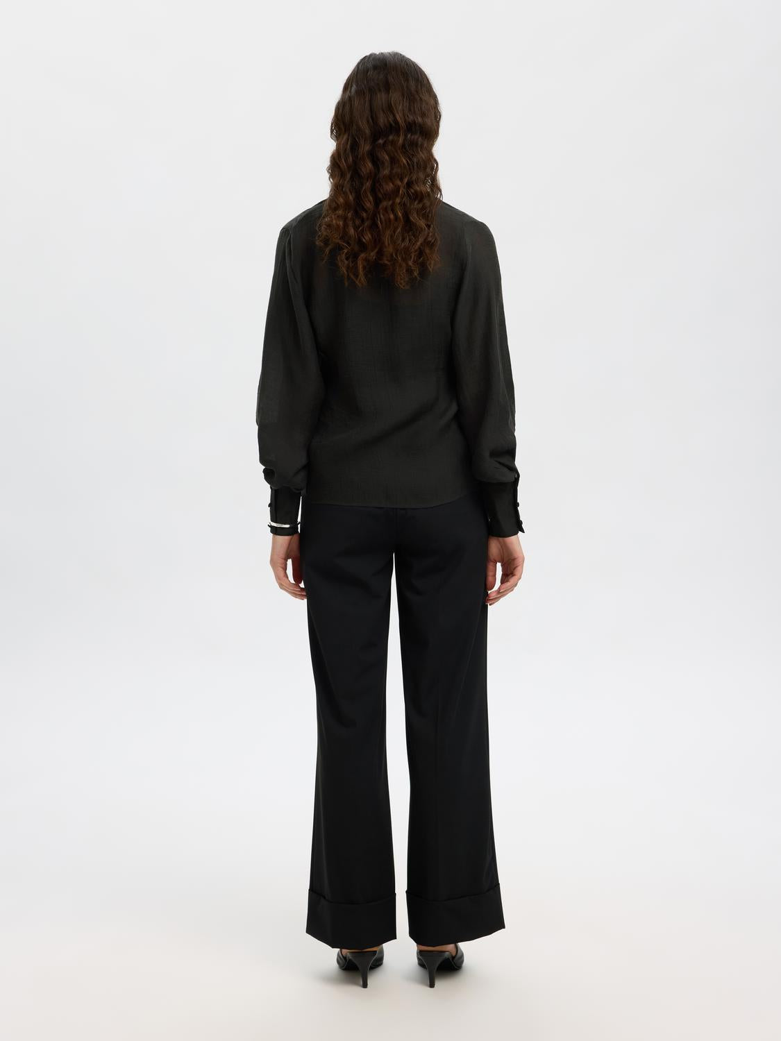 model_shot-back